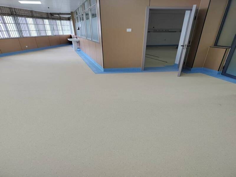 pengelasan panas pada sambungan lantai olahraga berbahan PVC